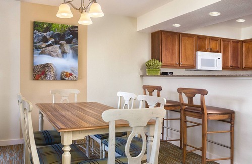 Round Hill Village Resort | Visit the astounding Emerald Bay!