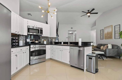 Green Valley House | Viva Las Vegas - Newly Remodeled 4BR house