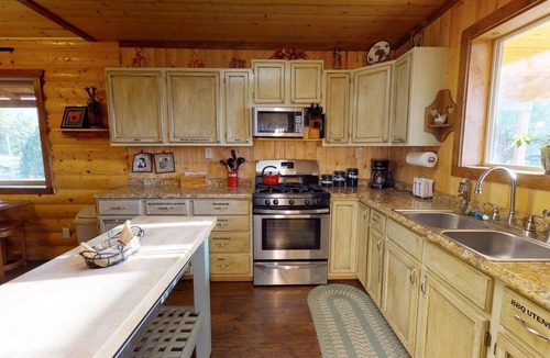 Monticello Resort | W-W: Western Town Retreat, 2 Cabins & Barndominium