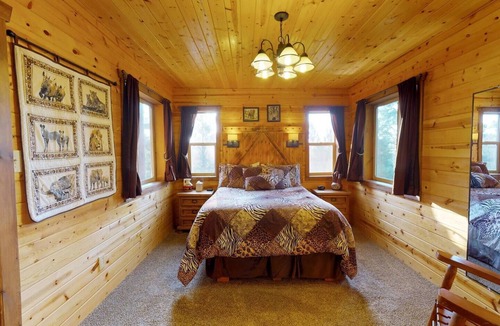 Monticello Resort | W-W: Western Town Retreat, 2 Cabins & Barndominium