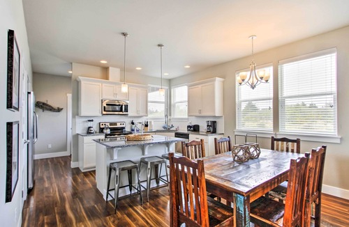 Ocean Shores House | Walk to Beach: Ocean Shores House w/Hot Tub