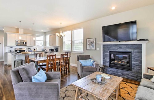 Ocean Shores House | Walk to Beach: Ocean Shores House w/Hot Tub