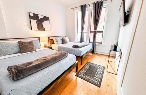 Gaslamp Quarter Hotel | Walk to Conv Center 2BR Top Floor Parking Incl