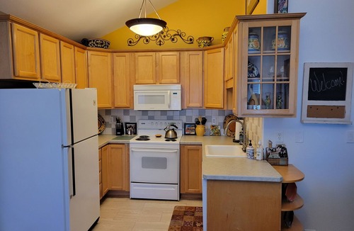 Old Bend Apartment | WALK TO DOWNTOWN & OLD MILL-1 BLOCK TO THE RIVER-MODERN/ATTRACTIVE 1 BDR SUITE