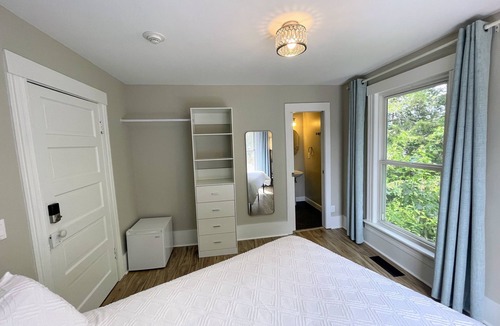 Chelan Bed & Breakfast | Walk to Lake & Downtown Chelan! Room #3