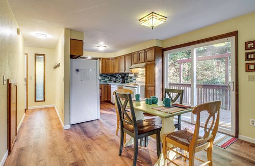 Coos Bay House | Walk to Mingus Park! Wooded Coos Bay Getaway