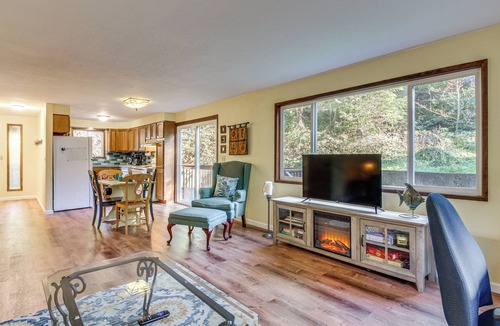 Coos Bay House | Walk to Mingus Park! Wooded Coos Bay Getaway