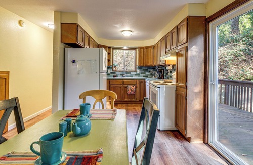 Coos Bay House | Walk to Mingus Park! Wooded Coos Bay Getaway