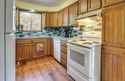 Coos Bay House | Walk to Mingus Park! Wooded Coos Bay Getaway