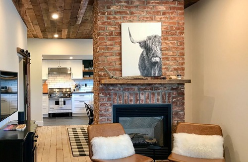 Southside House | Walk to NAU & Downtown - 2BR Historic Home w/AC, Fireplace, Chef’s Kitchen