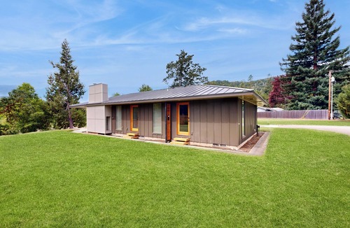 Myrtle Creek Apartment | Walk to River: Myrtle Creek Studio Near I-5
