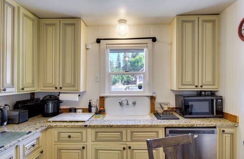 Cle Elum Cottage | Walk to Shops & Eats! Central Cle Elum Escape