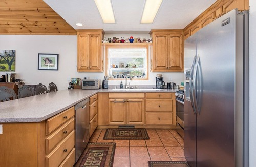 Arnold Cabin | WALK TO SNOWFLAKE LODGE W/HOT TUB AND AC
