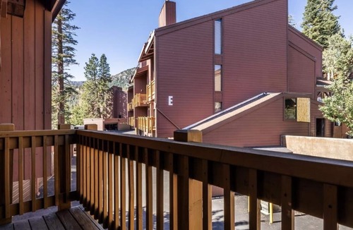 Mammoth Lakes Condo | Walk to the Lifts, ski in ski out!