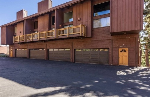 Mammoth Lakes Condo | Walk to the Lifts, ski in ski out!