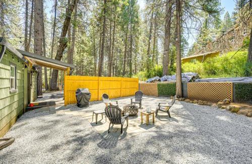Forest Meadows House | Walk to Winery: Cozy Cabin w/Fire Pit in Murphys