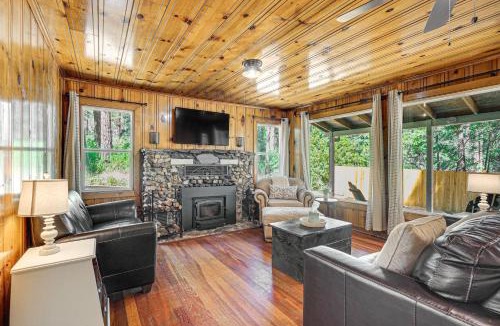 Forest Meadows House | Walk to Winery: Cozy Cabin w/Fire Pit in Murphys