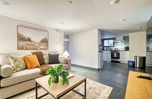 Nob Hill Apartment | Walkable NW 23rd Retreat – Style & Comfort