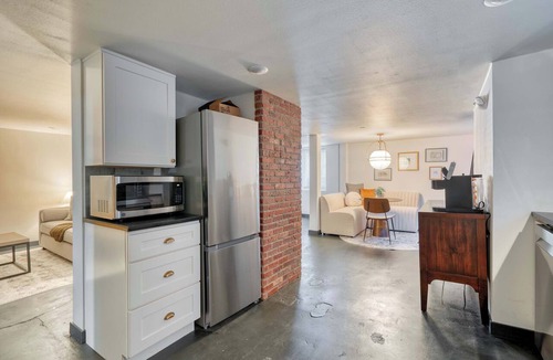Nob Hill Apartment | Walkable NW 23rd Retreat – Style & Comfort