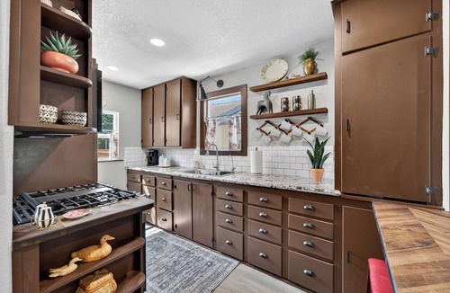 Wheatland Cottage | Walkable to Pumpkin Farm & Hop Riot, right in town