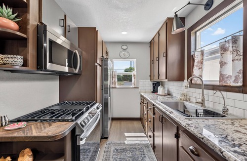Wheatland Cottage | Walkable to Pumpkin Farm & Hop Riot, right in town