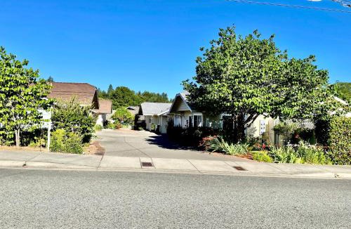Grants Pass House | Warm and Inviting
