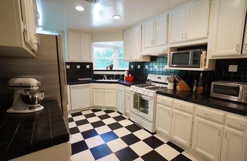 Studio City House | Warm California Retreat Ideally Situated for your Staycation or Remote Working!