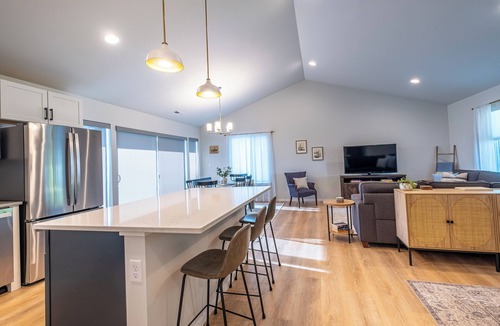 Freeland House | Water & Mountain Views: Escape to Whidbey Island!