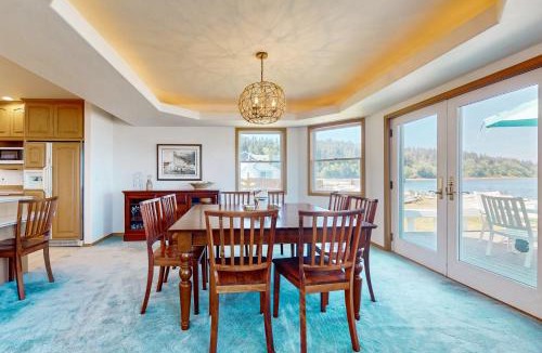 Greenbank House | Water's Edge at Dines Point