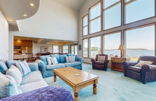 Greenbank House | Water's Edge at Dines Point