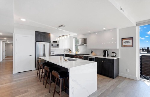 Alki Condo | Waterfront condo w/city & mountain views!
