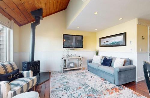 Historic Bayfront House | Waterfront condo with bay views & shared gym - dog-friendly