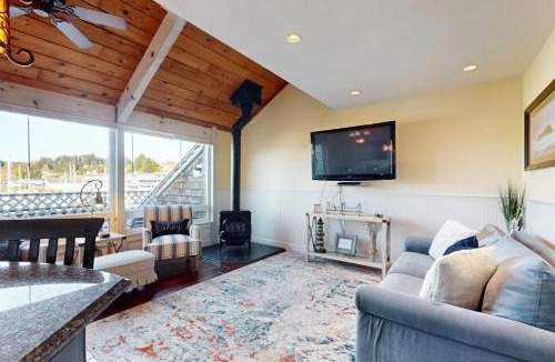 Historic Bayfront House | Waterfront condo with bay views & shared gym - dog-friendly