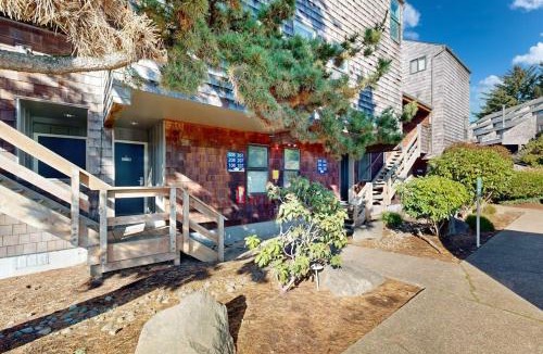 Historic Bayfront House | Waterfront condo with bay views & shared gym - dog-friendly