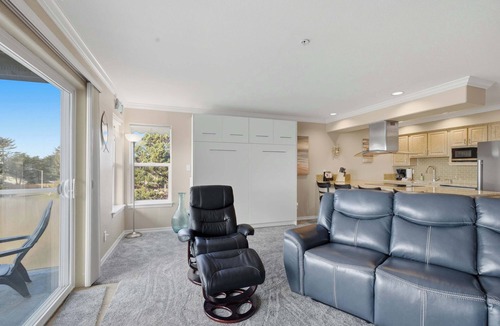 Lincoln City Condo | Waterfront Corner Condo with Fireplace and Ocean Views Close to Beach and Bay