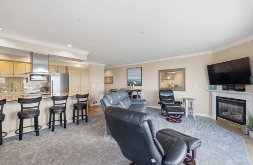 Lincoln City Condo | Waterfront Corner Condo with Fireplace and Ocean Views Close to Beach and Bay