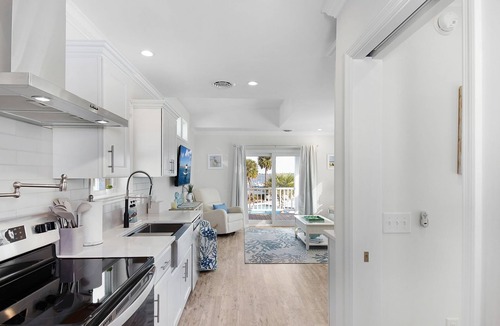 Jensen Beach Cottage | Waterfront End Unit SkyDeck, Resort Pool & River Views