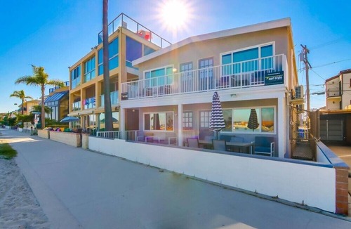 Central Mission Beach Apartment | WaterFront * Exclusive View Patio * Top Level * A/C