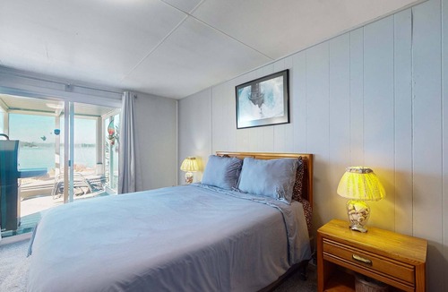 Coos Bay House | Waterfront home with panoramic bay views, deck, fireplace & beach access