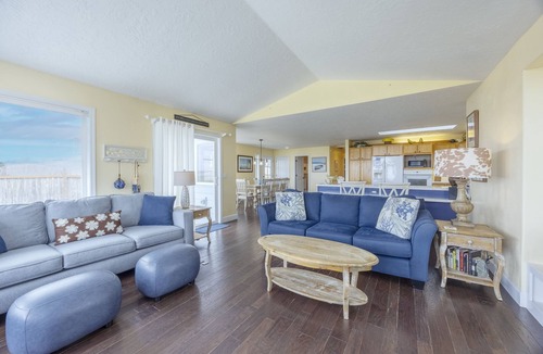 Lincoln City Cottage | Waterfront | Hot Tub | Kayaks | Crab Traps | 3~Kings