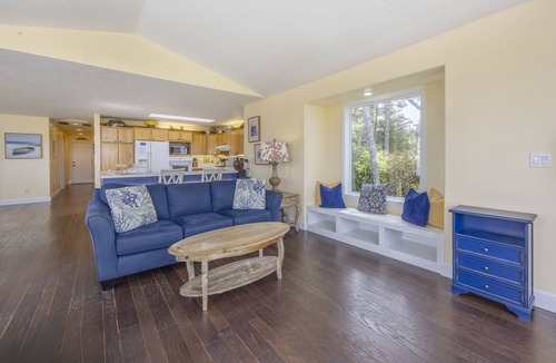 Lincoln City Cottage | Waterfront | Hot Tub | Kayaks | Crab Traps | 3~Kings