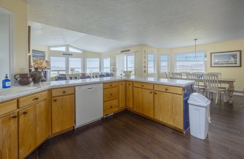 Lincoln City Cottage | Waterfront | Hot Tub | Kayaks | Crab Traps | 3~Kings