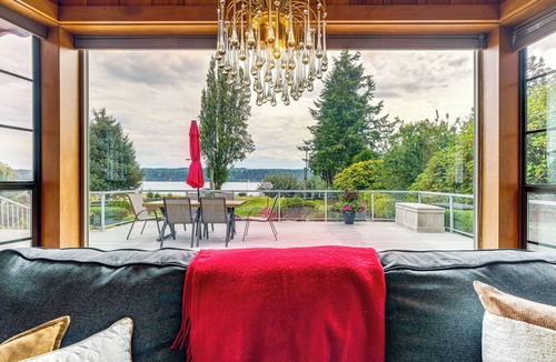 Kingston House | Waterfront Kingston Getaway: Beach Access On-Site!