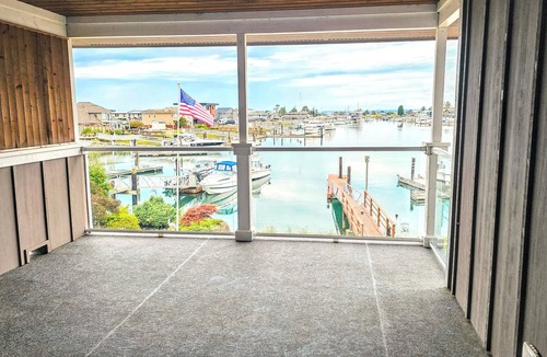 Ferndale House | Waterfront luxury retreat in Sandy point - Private dock - Steps from the beach