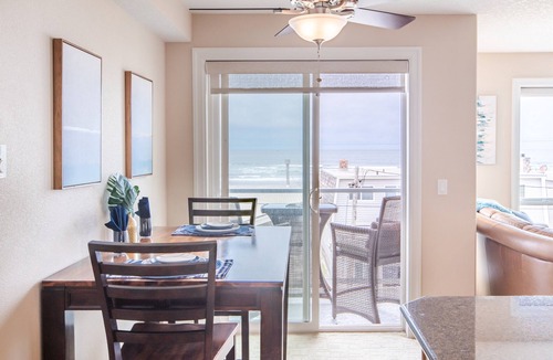 Rockaway Beach Condo | Waterfront Oceanview Rockaway beach home|Steps to beach & Downtown|WiFi|W&D
