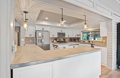 Cascade House | Waterfront Retreat. Cozy Full Kitchen Sleeps 11