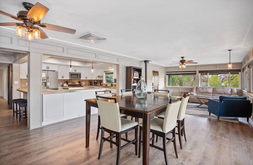 Cascade House | Waterfront Retreat. Cozy Full Kitchen Sleeps 11