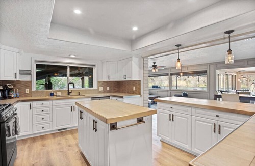 Cascade House | Waterfront Retreat. Cozy Full Kitchen Sleeps 11