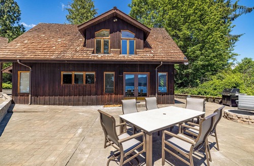 Amanda Park House | Waterfront Spacious Custom Lakefront Home - Lake Quinault, Olympic National Park