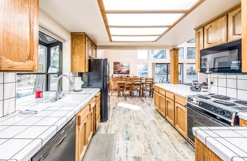Shaver Lake Cabin | Welcoming Cabin with WiFi, Spacious Deck, & Outdoor Seating